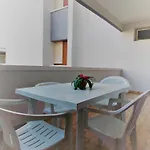 Apartament Bright Flat Near The In